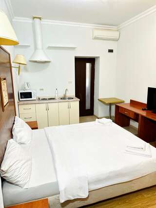 Гостиница Маликон Таганрог Двухместный номер с 1 кроватью и видом на парк-8