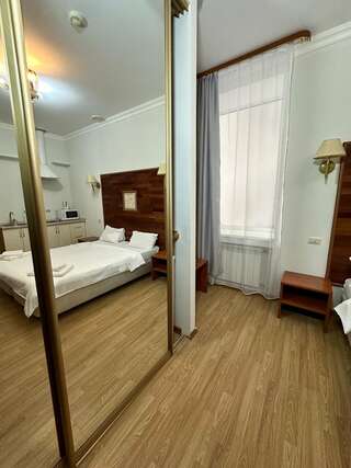 Гостиница Маликон Таганрог Двухместный номер с 1 кроватью и видом на парк-9