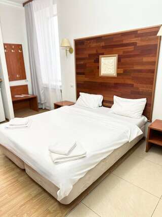 Гостиница Маликон Таганрог Двухместный номер с 1 кроватью и видом на парк-6