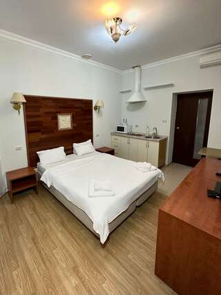 Гостиница Маликон Таганрог Двухместный номер с 1 кроватью и видом на парк-4