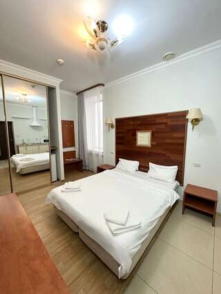 Гостиница Маликон Таганрог Двухместный номер с 1 кроватью и видом на парк-12